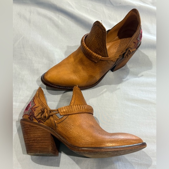 Vera Cruz "Estrada" embroidered boots in rustic tan. From Sundance! Size 6.5 - Picture 1 of 7